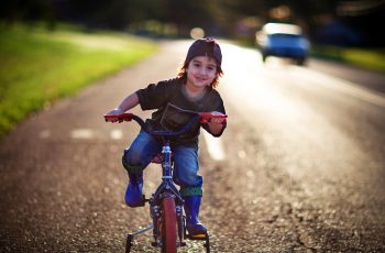 Šťastný chlapec na bicykli